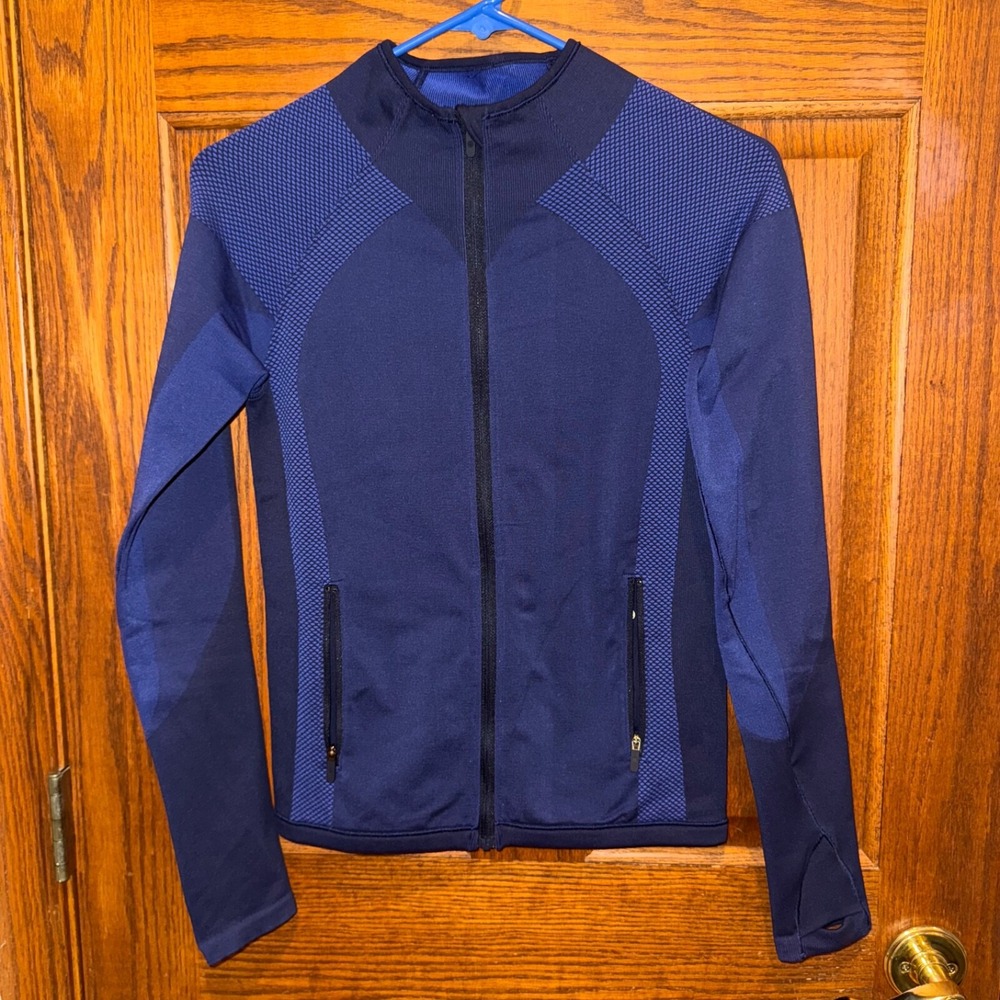 Lululemon Navy Zip Jacket Long Sleeve Athleisure Running Yoga 4 model off duty